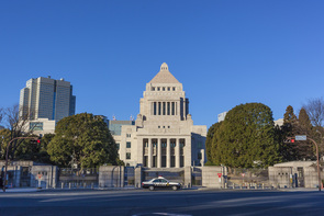 ２つの無償化：看板政策「人づくり革命」を引っ張る