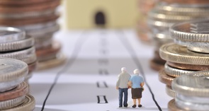 公的年金の給付水準低下と長寿に備える制度の検討