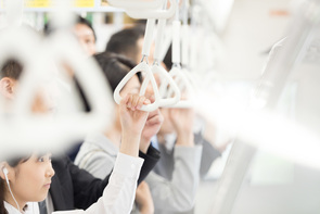 首都圏で急ピッチで進む電車内の防犯カメラ設置－東京五輪で前進する痴漢対策、関西では遅れ