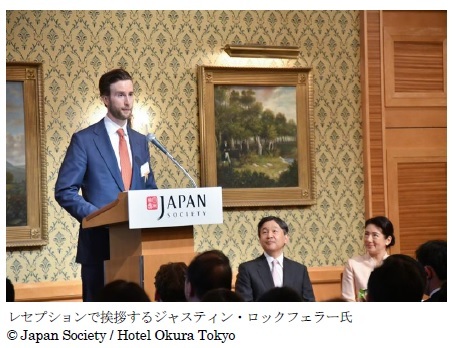 レセプションで挨拶するジャスティン・ロックフェラー氏© Japan Society / Hotel Okura Tokyo