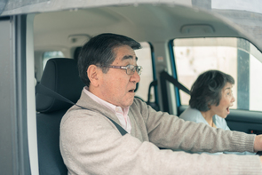 何歳まで車の運転を続けても大丈夫？