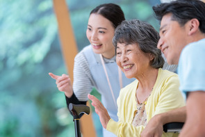 特養 待機高齢者は減らせるか?-施設の拡充と入居希望者の増加のせめぎ合い