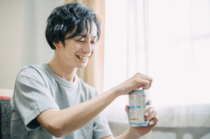 コロナ禍で増す「家飲み」需要-現役世帯を中心に支出増加、ウィスキーで非日常感も楽しむ?