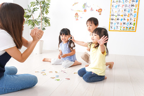 こどもの数が減り続けている－優(まさ)れる宝　子に及(し)かめやも