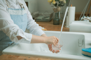 食器の油汚れを拭き取る-私が心がけているSDGs