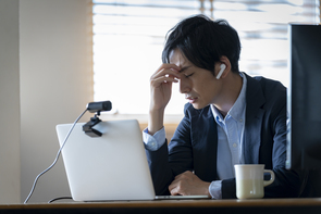 新型コロナ テレワークの人間関係-新たなストレスは仕事のパフォーマンスにどう影響しているか?