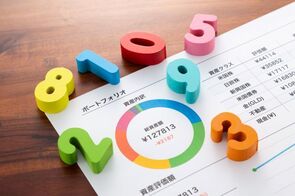 公的年金への信頼が低いと早く引退してお金は貯めない