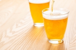 生活習慣病のリスクを高める量の飲酒者は男性で横ばい、女性で増加～適正飲酒に向けて、酒類にアルコール量の表記が進む。健康日本21（第三次）でも女性を中心に引き続き取り組み実施予定。