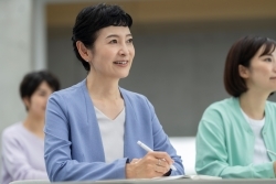 「中高年女性正社員」に着目したキャリア支援~「子育て支援」の対象でもなく、「管理職候補」でもない女性たち~