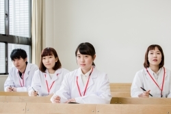 韓国政府と医療界が医学部の入学定員増案で対立、医療空白が長期化－日本の事例を参考に事態の解決を－