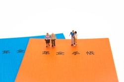 将来世代の給付低下を抑えるため少子化や長寿化に合わせて調整－2024年度の年金額と2025年度以降の見通し (2)