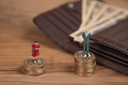 「2024年女性版骨太」が金融業・保険業に迫る男女間賃金格差の是正～旧「一般職」女性のキャリア形成が課題に