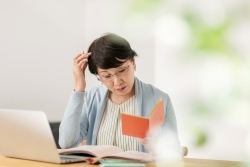 シングル高齢者の増加とその経済状況-未婚男性と離別女性が最も厳しい