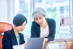 元祖「OL」たちは令和で管理職になれるか