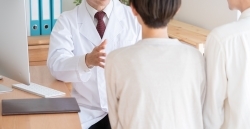 日本の不妊治療動向2021－2021年の不妊治療周期総数は498,140件と、前年より48,240件の増加、治療ピークは39歳と2020年より1年前倒し－
