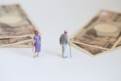 シングルの年金受給の実態~男性は未婚と離別、女性は特に離別の低年金リスクが大きい~