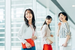 大学卒女性の働き方別生涯賃金の推計（令和５年調査より）－正社員で２人出産・育休・時短で２億円超、男性並で３億円超