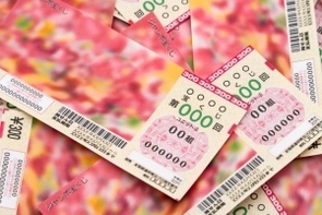 年末ジャンボ　くじ購入の配分法－２つの宝くじからどのようにポートフォリオを組成する?