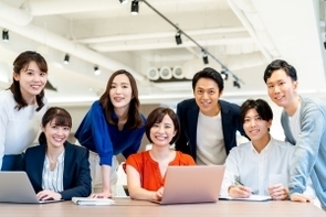 働くうえで性別による不利益や得を経験したことがあるか～男性は若年ほど「不利益」を経験。中高年以上女性の「不利益」は解消されないままか