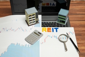 Ｊ-ＲＥＩＴ市場の動向と収益見通し。財務負担増加が内部成長を上回り、今後５年間で▲７％減益を見込む～シナリオ別のレンジは「▲20％～+10％」となる見通し～
