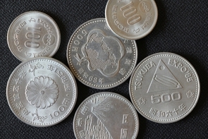 万博のミャクミャク硬貨の向こう側－記念と責任の間に