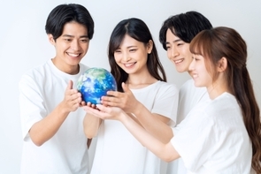 Ｚ世代にとってサステナビリティは本当に「意識高い系」なのか－若年層の「利他性」をめぐるジレンマと、その突破口の分析